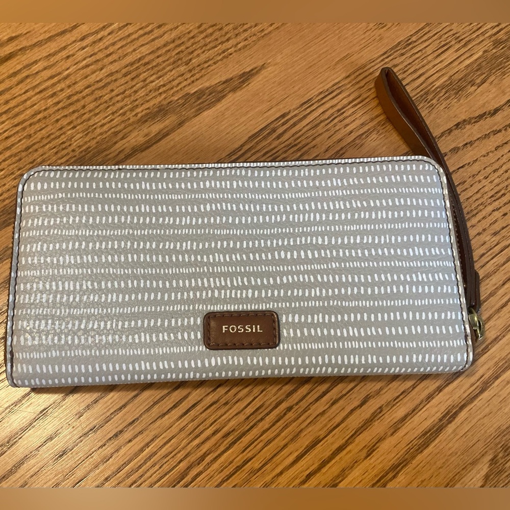 Fossil Gray and White Patterned Wristlet